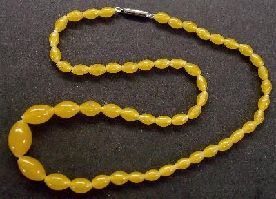 Perlenkette in Gablonz hergestellt.
 Zum Kriegsende 1945 versteckt, wurden diese Ketten jetzt nach über 60 Jahren wiederentdeckt. Im Orginalzustand belassen. Ein Leckerbissen für Sammler oder als Fundgrube für die Schmuckgestaltung.