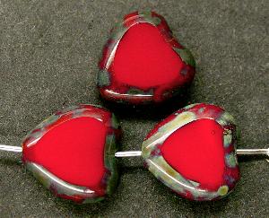 Glasperlen / Table Cut Beads
 Herzen geschliffen rot opak mit picasso finish,
 hergestellt in Gablonz Tschechien