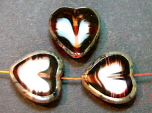 Glasperlen / Table Cut Beads
 Herzen geschliffen,
 kristallweiß braun mit Travertin-Veredelung