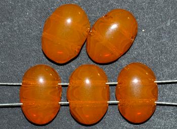 Glasperlen halbrund, amberfarben mit 2 Löchern
 in den 1920/30 Jahren in Gablonz/Böhmen hergestellt