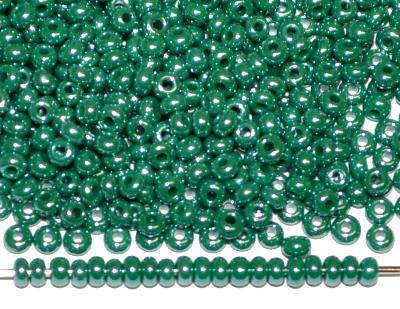 Rocailles von Ornella Preciosa Tschechien,
 blaugrün opak / schimmernd (lüster)