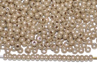 Rocailles von Ornella Preciosa Tschechien, beige opak / schimmernd (lüster)