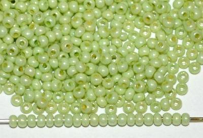 Rocailles von Ornella Preciosa Tschechien, hellgrün opak / schimmernd (lüster)