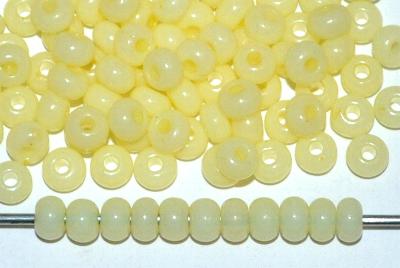 Rocailles von Ornella Preciosa Tschechien, Alabasterglas hellgelb