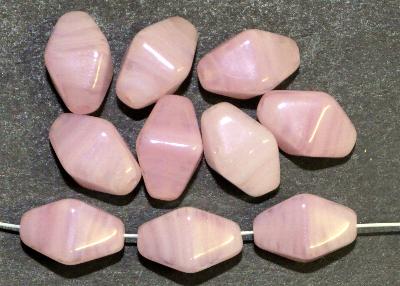 Glasperlen
 Doppelpyramide vierkantig,
 rosa meliert
 hergestellt in Gablonz / Tschechien