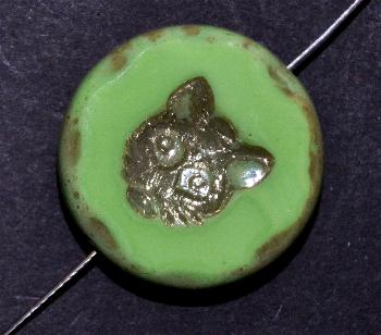 Glasperlen / Table Cut Beads
 grün opak mit eingeprägtem Katzenköpfchen,
 geschliffen mit burning silver picasso finish,
 hergestellt in Gablonz / Tschechien