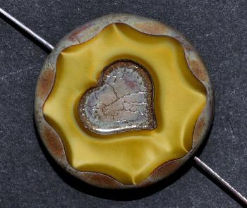 Glasperlen / Table Cut Beads geschliffen
 mit eingeprägtem Herz,
 Perlettglas gelb mit burning silver picasso finish,
 hergestellt in Gablonz / Tschechien