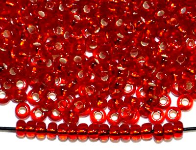 Rocailles von Ornella Preciosa Tschechien, 
 rot mit Silbereinzug