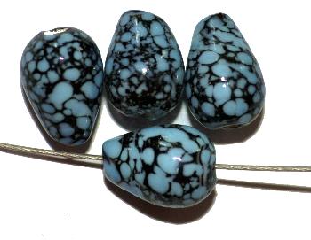 Wickelglasperle Tropfen schwarz mit aufgeschmolzenen hellblauen Glasstückchen um 1940 in Böhmen von Hand gefertigt