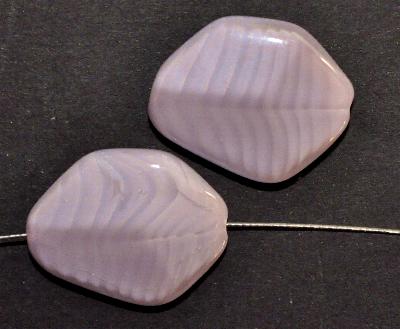 Glasperle Nugget,
 Perlettglas blass violett,
 zart gestreift, 
 hergestellt in Gablonz / Tschechien