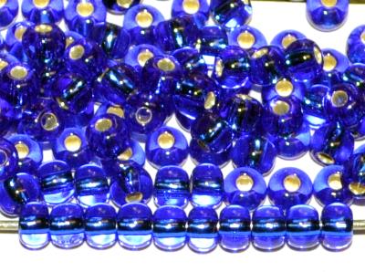 Rocailles von Preciosa Ornella Tschechien,
 mittelblau transp. mit Silbereinzug