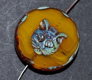 Glasperlen / Table Cut Beads
 amber mit eingeprägtem Katzenköpfchen,
 geschliffen mit burning silver picasso finish,
 hergestellt in Gablonz / Tschechien