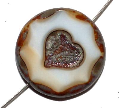 Glasperlen / Table Cut Beads geschliffen
 weiß beige opak mit eingeprägtem Herz mit picasso finish,
 hergestellt in Gablonz / Tschechien