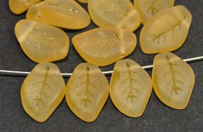 Glasperlen Blätter, 
 honiggelb mattiert,
 hergestellt in Gablonz / Böhmen