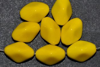 Glasperlen dreieckiger Querschnitt,
 gelb opak,
 hergestellt in Gablonz / Tschechien