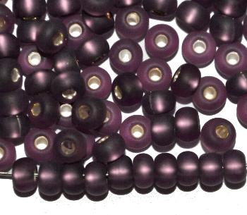 Rocailles von Preciosa Tschechien
 violett mattiert (frostet) mit Silbereinzug
