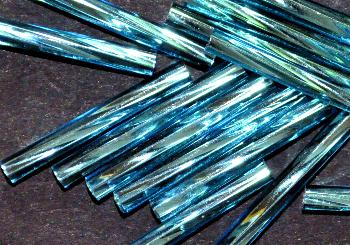 Glasperlen / Stiftperlen getwistet
 von Preciosa Tschechien hergestellt,
 türkis mit Silbereinzug