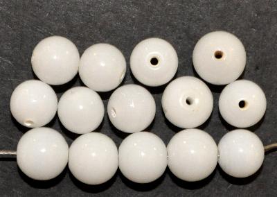 Wickelglasperlen, milky white,
 in den 1930/1940 Jahren in Gablonz/Böhmen von Hand gefertigt