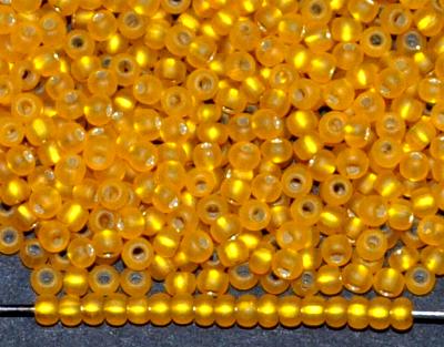 Rocailles von Preciosa Tschechien gelb mattiert (frostet) mit Silbereinzug