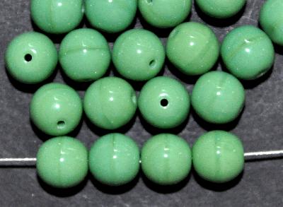 Glasperlen rund, grün opak, hergestellt in Gablonz / Tschechien