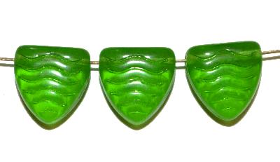 Glasperlen hergestellt in Gablonz / Tschechien,   Dreiecke grün  mit eingeprägten Wellenmuster