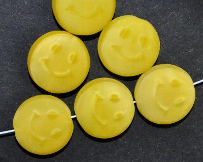 Glasperlen Scheibe mit eingeprägtem Smiley Gesicht, 
 gelb mattiert , 
 hergestellt in Gablonz / Tschechien