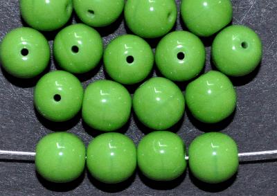 Glasperlen rund, grün opak, hergestellt in Gablonz / Tschechien