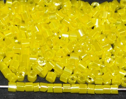 2 cut beads von Ornella Preciosa Tschechien, gelb opak mit lüster