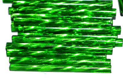 Glasperlen / Stiftperlen getwistet, extra lang,
 von Preciosa Ornella Tschechien hergestellt,
 grün mit Silbereinzug