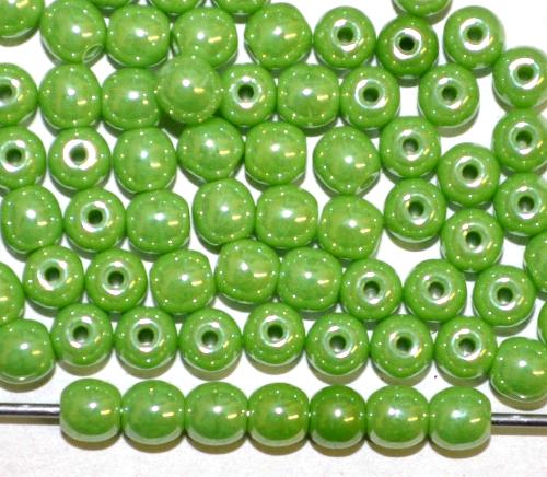 Glasperlen rund  grün opak mit lüster,  hergestellt in Gablonz / Tschechien