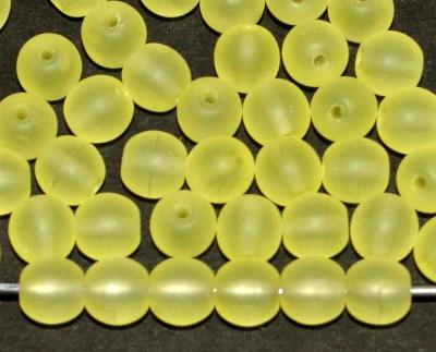 Glasperlen rund
 Uranglas gelb transparent mattiert,
 hergestellt in Gablonz / Tschechien
 