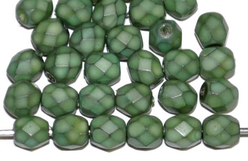 facettierte Glasperlen
 mit Wachsüberzug grün,
 hergestellt in Gablonz / Tschechien