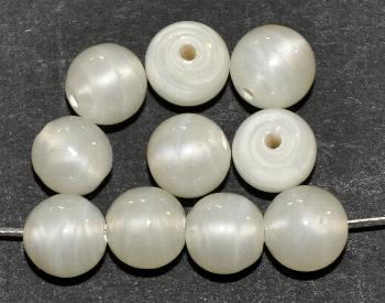 Wickelglasperlen, naturweiß Perlettglas,
 in den 1930/1940 Jahren in Gablonz/Böhmen von Hand gefertigt