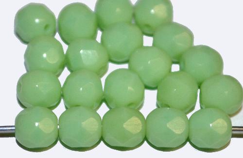 facettierte Glasperlen hellgrün opak, hergestellt in Gablonz / Tschechien