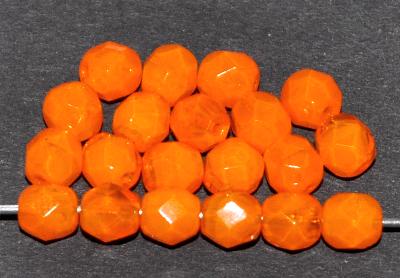 facettierte Glasperlen
 Alabasterglas orangegelb,
 hergestellt in Gablonz / Tschechien