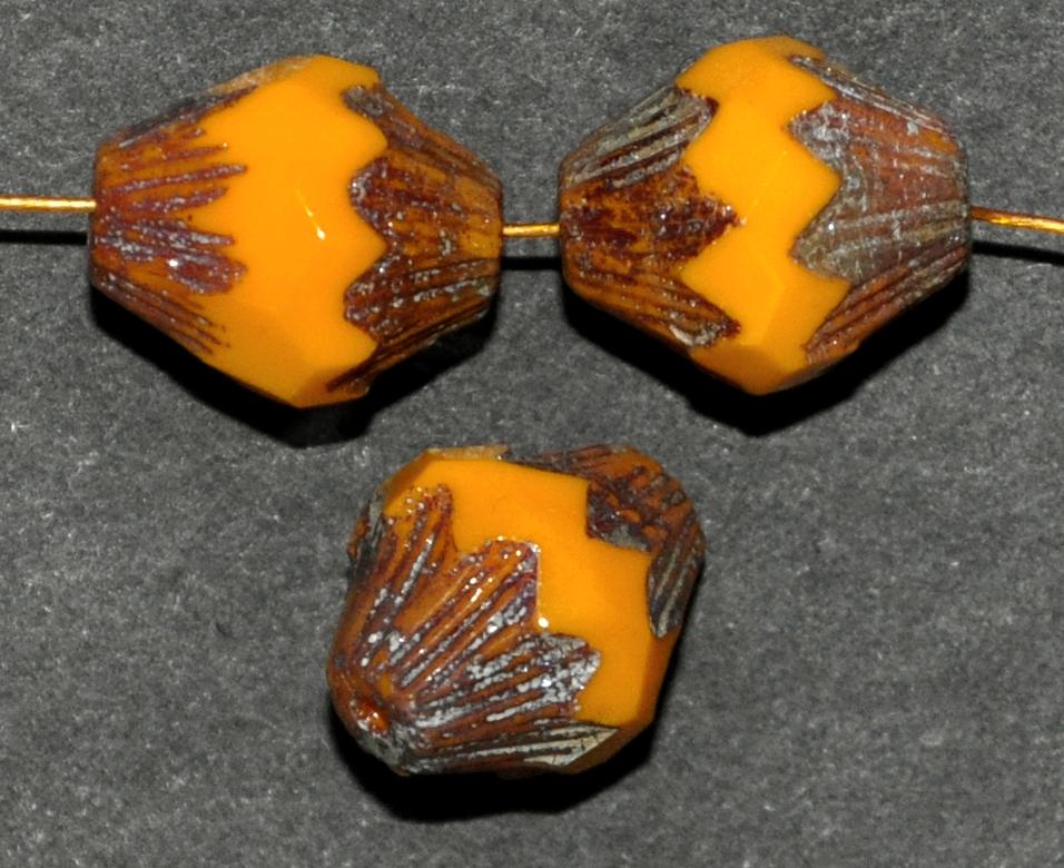 Glasperlen mit facettiertem Band
 orangegelb mit picasso finish,
 hergestellt in Gablonz / Tschechien