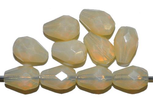 facettierte Glasperlen Tropfen,
 Opalglas beige,
 hergestellt in Gablonz / Tschechien