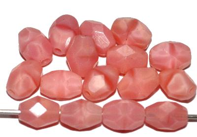 geschliffene Oliven
 Perlettglas rosa,
 hergestellt in Gablonz / Tschechien