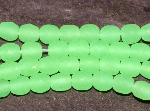 facettierte Glasperlen Uranglas grün transp. matt, hergestellt in Gablonz Tschechien