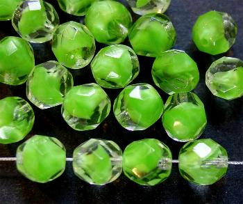 facettierte Glasperlen
 grün mit kristall Überfang, 
 hergestellt in Gablonz / Tschechien