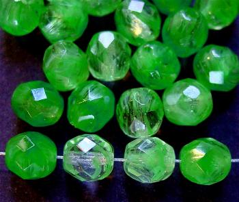 facettierte Glasperlen 
 kristall grün meliert, 
 hergestellt in Gablonz / Tschechien