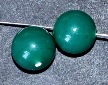 Wickelglasperlen, greasy green,
 in den 1930/1940 Jahren in Gablonz/Böhmen von Hand gefertigt