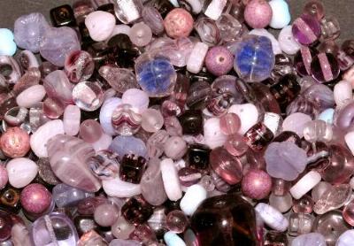Glasperlen Mix in violett Tönen, 500 bis 1000 St. in verschiedenen Größen und Formen. Menge je nach Zusammensetzung der Mischung. Hergestellt in Gablonz / Tschechien