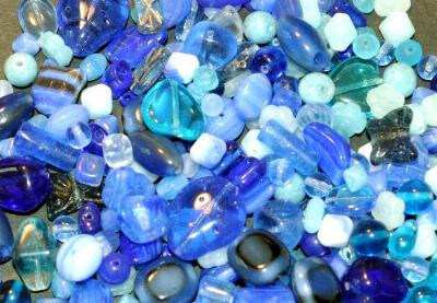 Glasperlen Mix in blau Tönen, 500 bis 1000 St. in verschiedenen Größen und Formen. Menge je nach Zusammensetzung der Mischung. Hergestellt in Gablonz / Tschechien