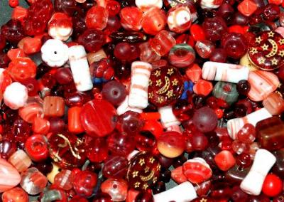 Glasperlen Mix in rot Tönen, 500 bis 1000 St. in verschiedenen Größen und Formen. Menge je nach Zusammensetzung der Mischung. Hergestellt in Gablonz / Tschechien