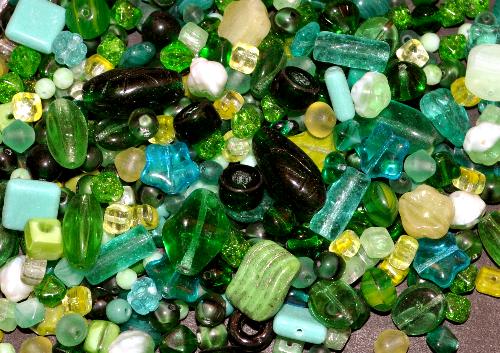 Glasperlen Mix  in Grüntönen 500 bis 1000 Glasperlen in verschiedensten Formen. Menge je nach Zusammensetzung der Mischung, hergestellt in Gablonz / Tschechien 