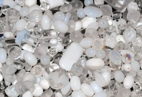 Glasperlen Mix  in weiß und hellen Tönen, 500 bis 1000 Glasperlen in verschiedensten Formen. Menge je nach Zusammensetzung der Mischung, hergestellt in Gablonz / Tschechien