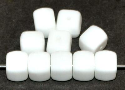 Glasperlen Würfel  weiß opak, hergestellt in Gablonz / Tschechien