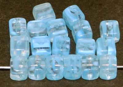Glasperlen Würfel Mischglas hellblau marmoriert, hergestellt in Gablonz / Tschechien