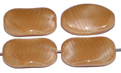 Glasperlen mit abgerundete Rechtecke, leicht gewellt Perlettglas beige, hergestellt in Gablonz / Tschechien